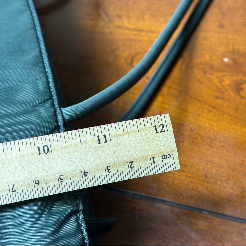 AUTHENTIC Prada tote/handbag. Color: Green. - Picture 11 of 16